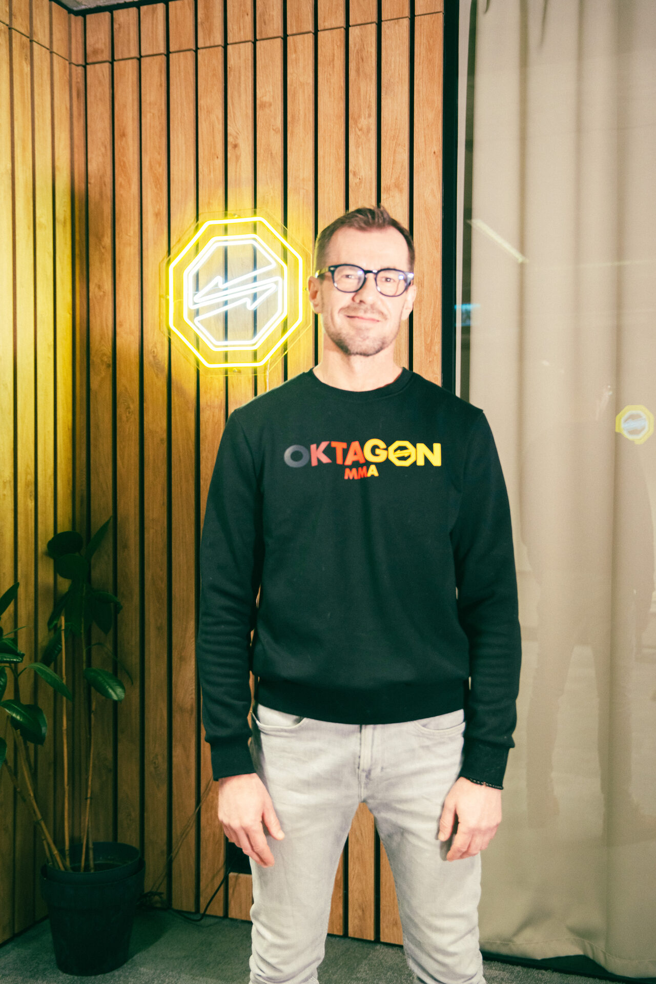 Jiří Havel, Head of HR v OKTAGON MMA, se směje během natáčení rozhovoru pro sérii HR Vibecheck od agentury VERYGUD.